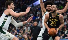 雄鹿惨遭森林狼逆转，字母哥全场25板