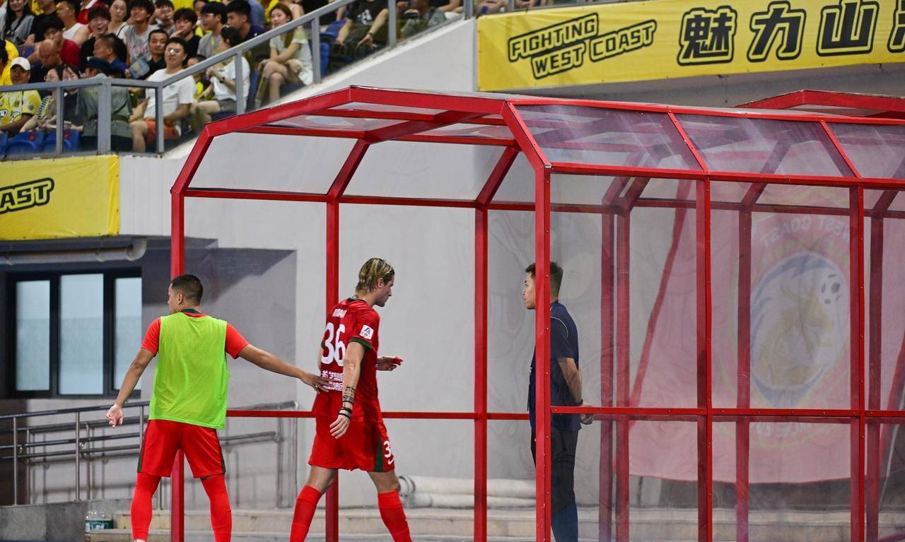 关于裁判尺度争议,球员情绪高涨的信息 关于裁判尺度争议,球员情绪高涨的信息