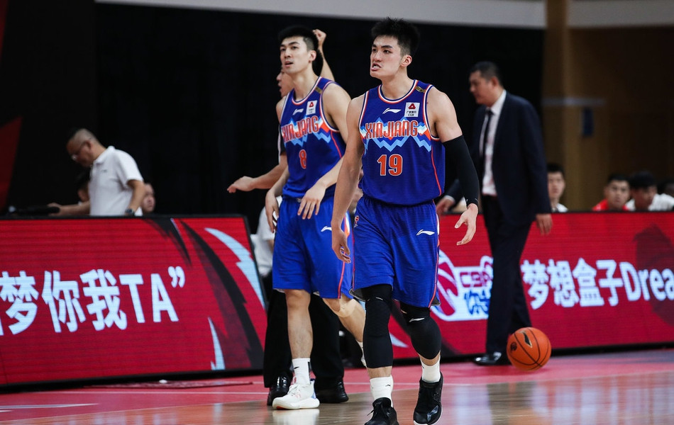 紧张赛事引领激烈对决,全力争夺胜利 紧张赛事引领激烈对决,全力争夺胜利