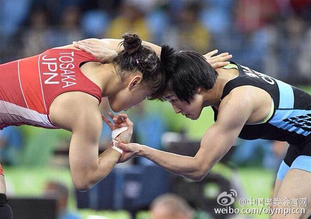 英国女子摔跤队选手勇夺亚军，表现亮眼