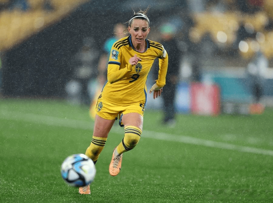 包含意大利女足表现抢眼，连胜中的词条