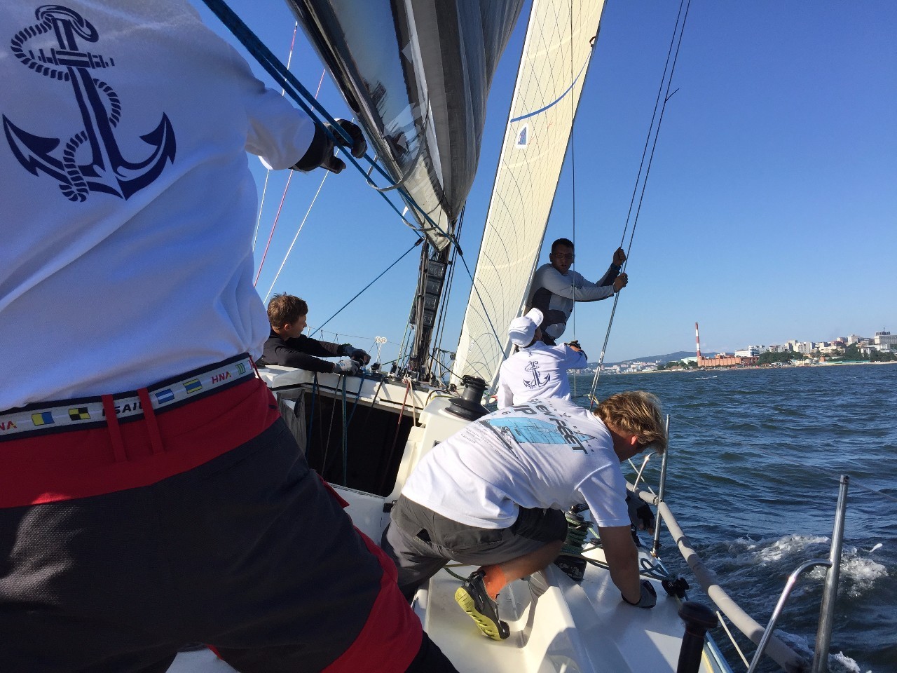 英国队在帆船比赛中击败对手 英国队在帆船比赛中击败对手