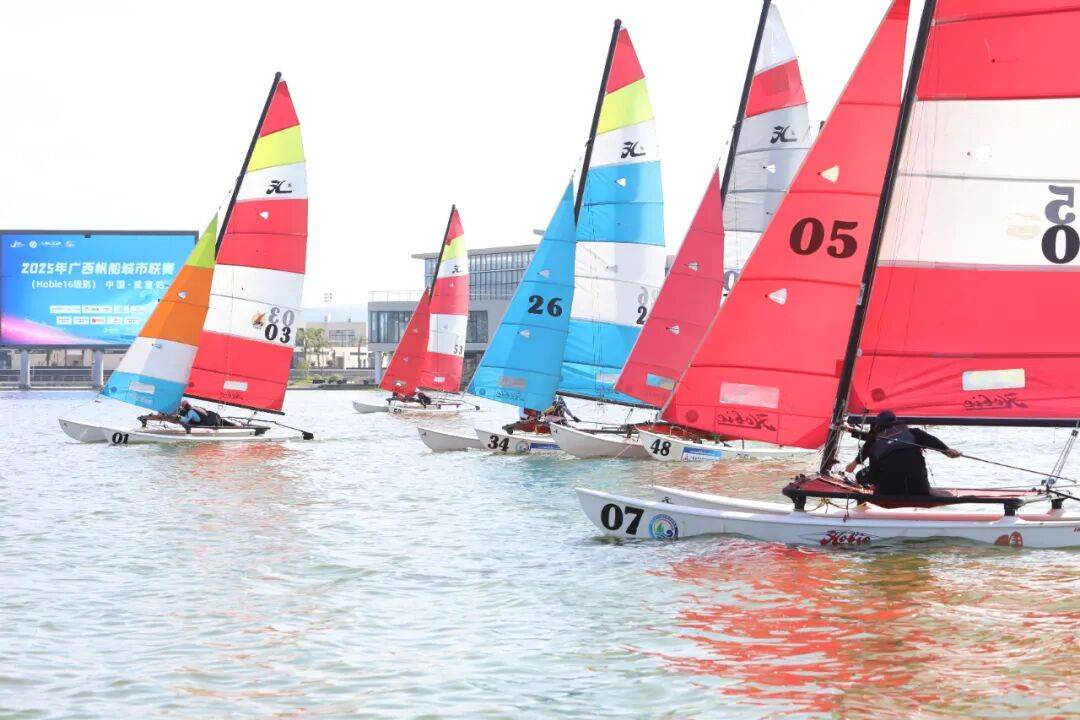 英国队在帆船比赛中击败对手 英国队在帆船比赛中击败对手