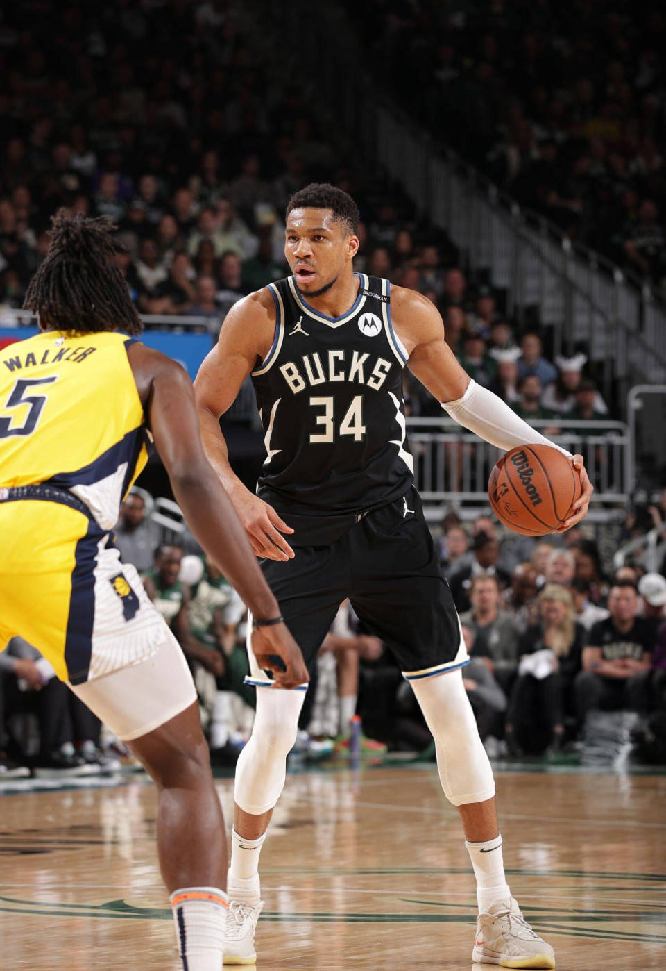 雄鹿主场大胜爵士，字母哥33分8板