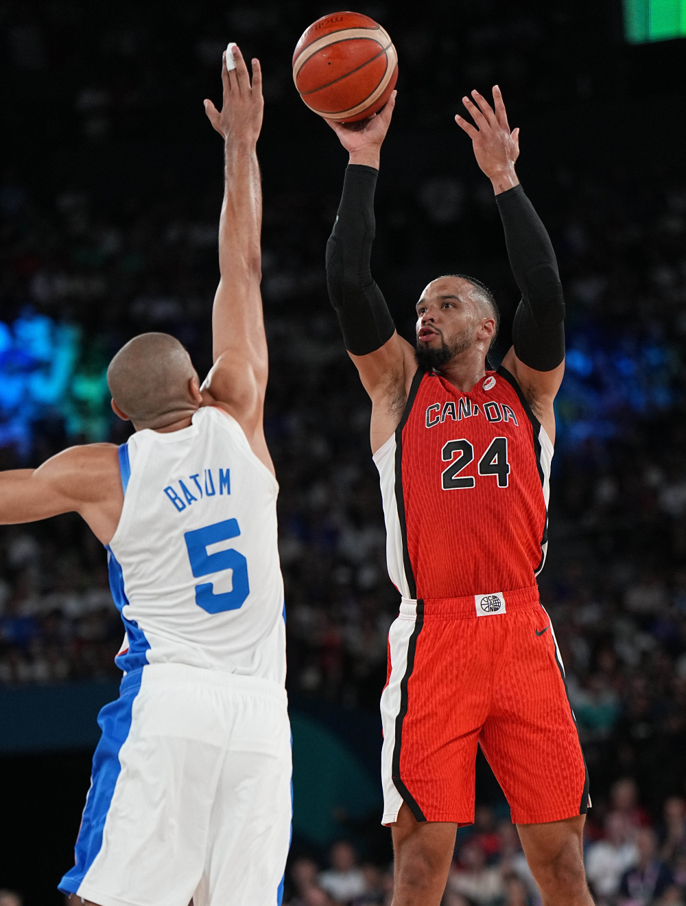 篮球比赛场面火爆，球员们投篮技巧娴熟的简单介绍